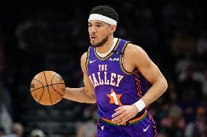 布克:我喜欢打控卫 我的天赋是得分但我能为队友创造机会 布克:我喜欢打控卫 我的天赋是得分但我能为队友创造机会