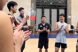郭昊文现身同曦:看到大家很开心 很高兴能回归这个家庭 郭昊文现身同曦:看到大家很开心 很高兴能回归这个家庭