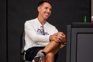 高级顾问来了！太阳晒纳什照片：两届MVP得主现身球队训练营