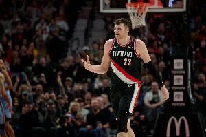 名记:克林根三分也逐渐开了 他本赛季在攻防两端都非常出色 名记:克林根三分也逐渐开了 他本赛季在攻防两端都非常出色