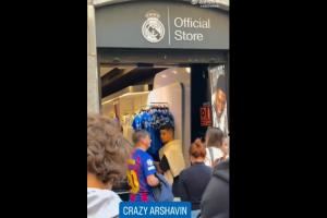 阿尔沙文被拍到穿着印有自己名字的巴萨球衣去逛皇马官方商店 阿尔沙文被拍到穿着印有自己名字的巴萨球衣去逛皇马官方商店