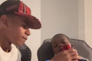 亚马尔晒与弟弟唱歌视频,两人同唱夏奇拉歌曲《Waka Waka》 亚马尔晒与弟弟唱歌视频,两人同唱夏奇拉歌曲《Waka Waka》