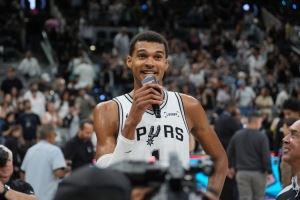 拉加-贝尔:按现在的节奏 文班有可能同时拿到MVP和DPOY 拉加-贝尔:按现在的节奏 文班有可能同时拿到MVP和DPOY