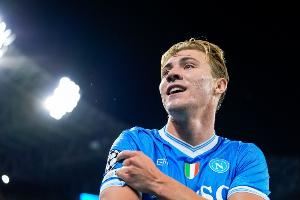 米体称赞霍伊伦:展现了现代中锋的实力,赢得了那不勒斯球迷的心 米体称赞霍伊伦:展现了现代中锋的实力,赢得了那不勒斯球迷的心