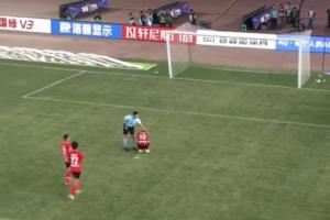 有温度!比赛结束第一时间,主裁马宁安慰南通最后一罚失点的球员 有温度!比赛结束第一时间,主裁马宁安慰南通最后一罚失点的球员