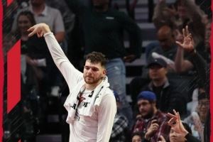 狂揽15板&7前场板!开拓者赢球海报 克林根庆祝手势入镜 狂揽15板&7前场板!开拓者赢球海报 克林根庆祝手势入镜