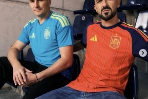 🫡功勋传奇出镜！阿迪邀卡西和比利亚为西班牙世界杯球衣预热