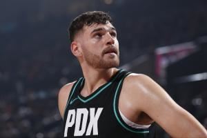 这一手真的猛！克林根本赛季至今狂揽65个前场篮板 高居联盟第一